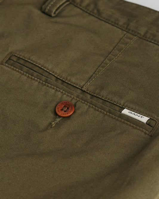 JUNIPER GREEN, SLIM TWILL SHORTS, CLOSE-UP BY GANT AU.
