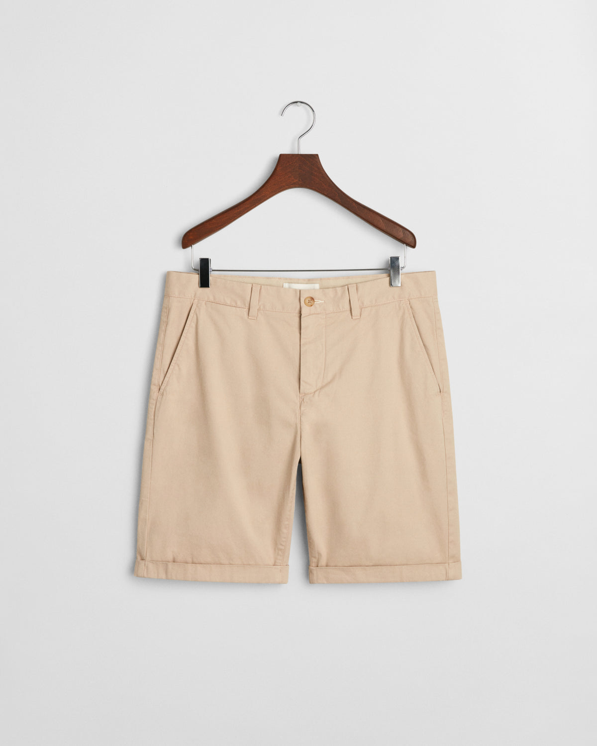 DRY SAND, REG SUNFADED CHINO SHORTS, FLAT-LAY BY GANT AU.