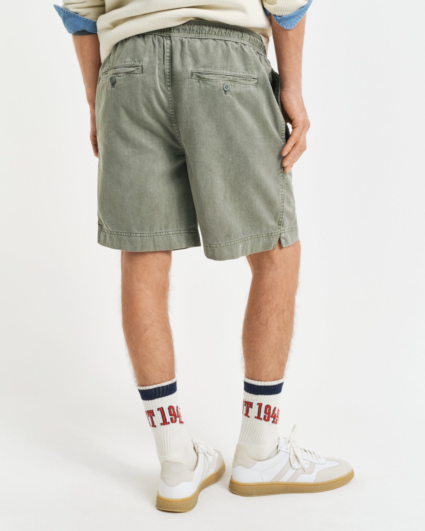KALAMATA GREEN, REG SUNFADED DS SHORTS, BACK-VIEW BY GANT AU.