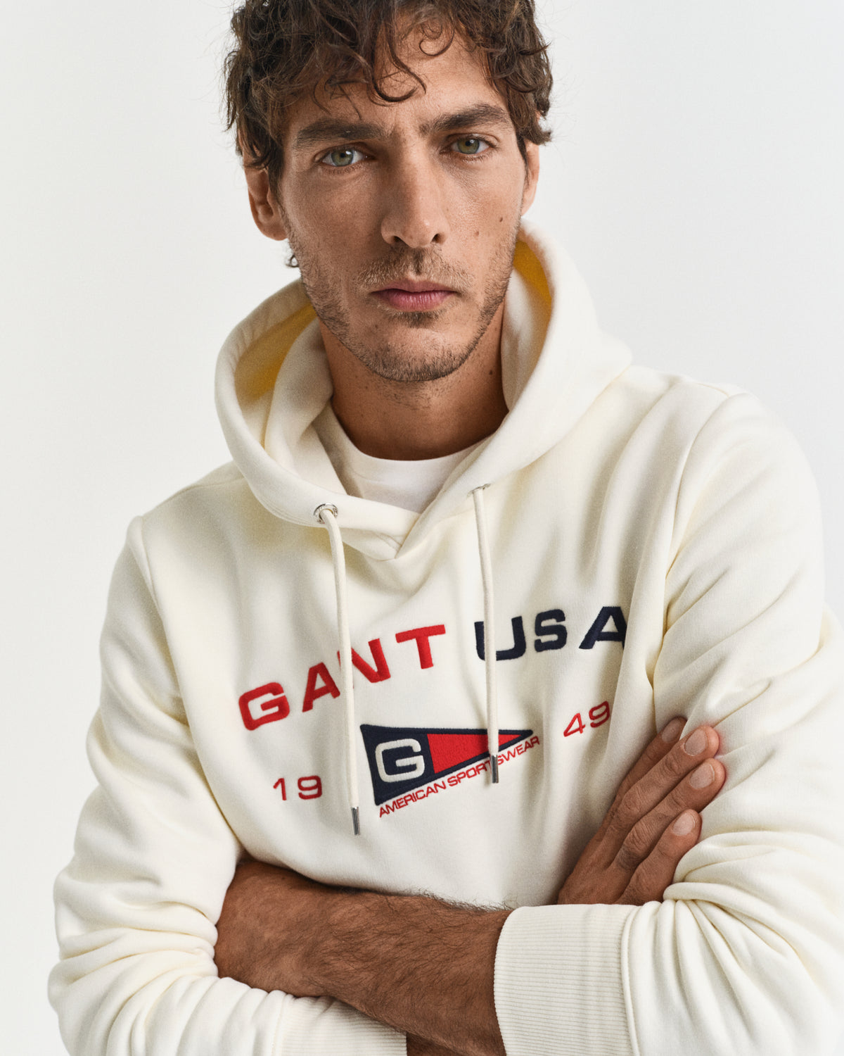 CREAM, GRAPHIC SWEAT HOODIE, CLOSE-UP BY GANT AU.