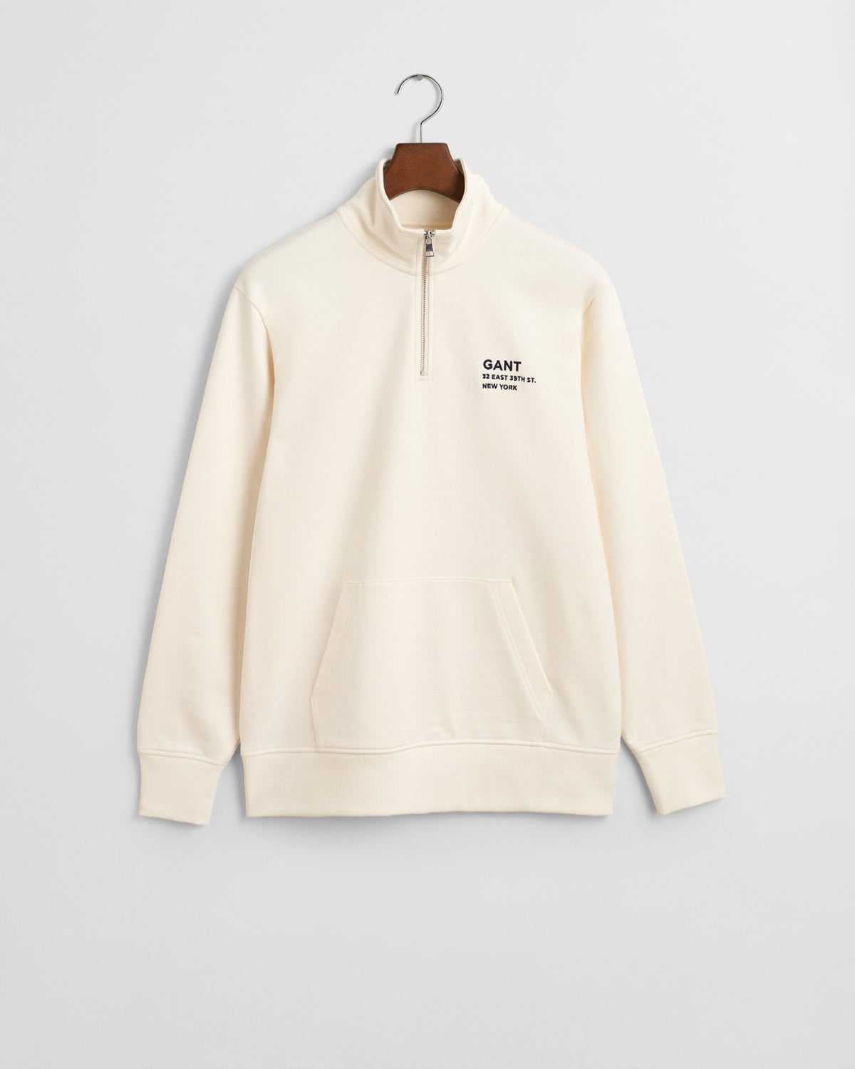 CREAM, SMALL GRAPHIC HALF ZIP SWEAT BY GANT AU.