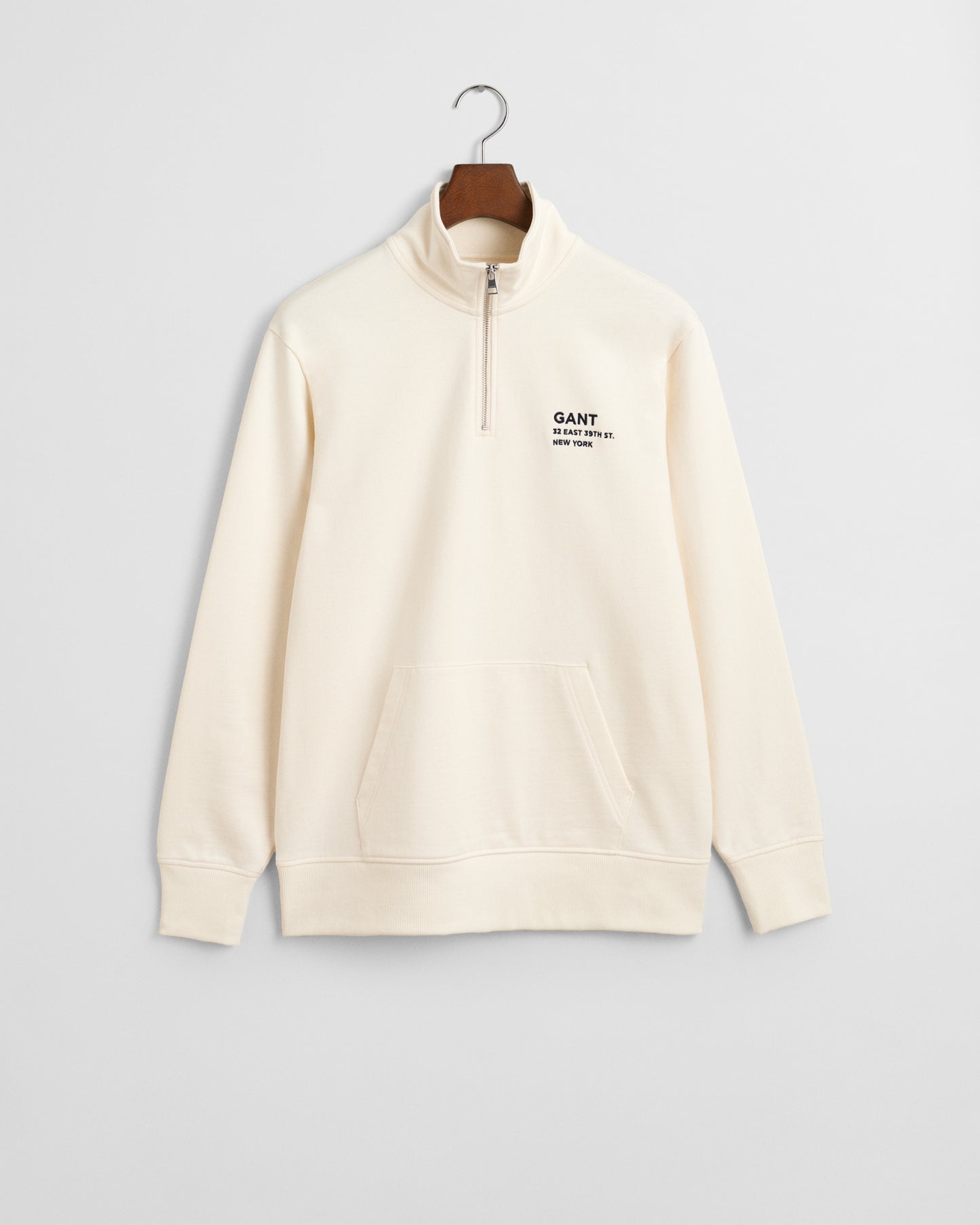 CREAM, SMALL GRAPHIC HALF ZIP SWEAT BY GANT AU.