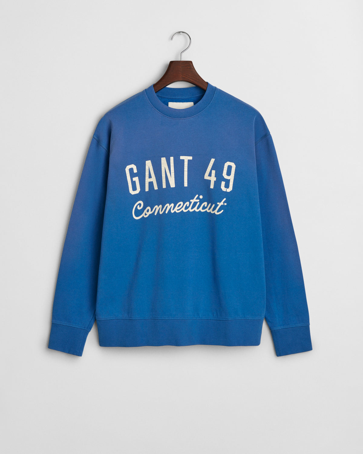 RICH BLUE, GRAPHIC SWEAT C-NECK, FLAT-LAY BY GANT AU.