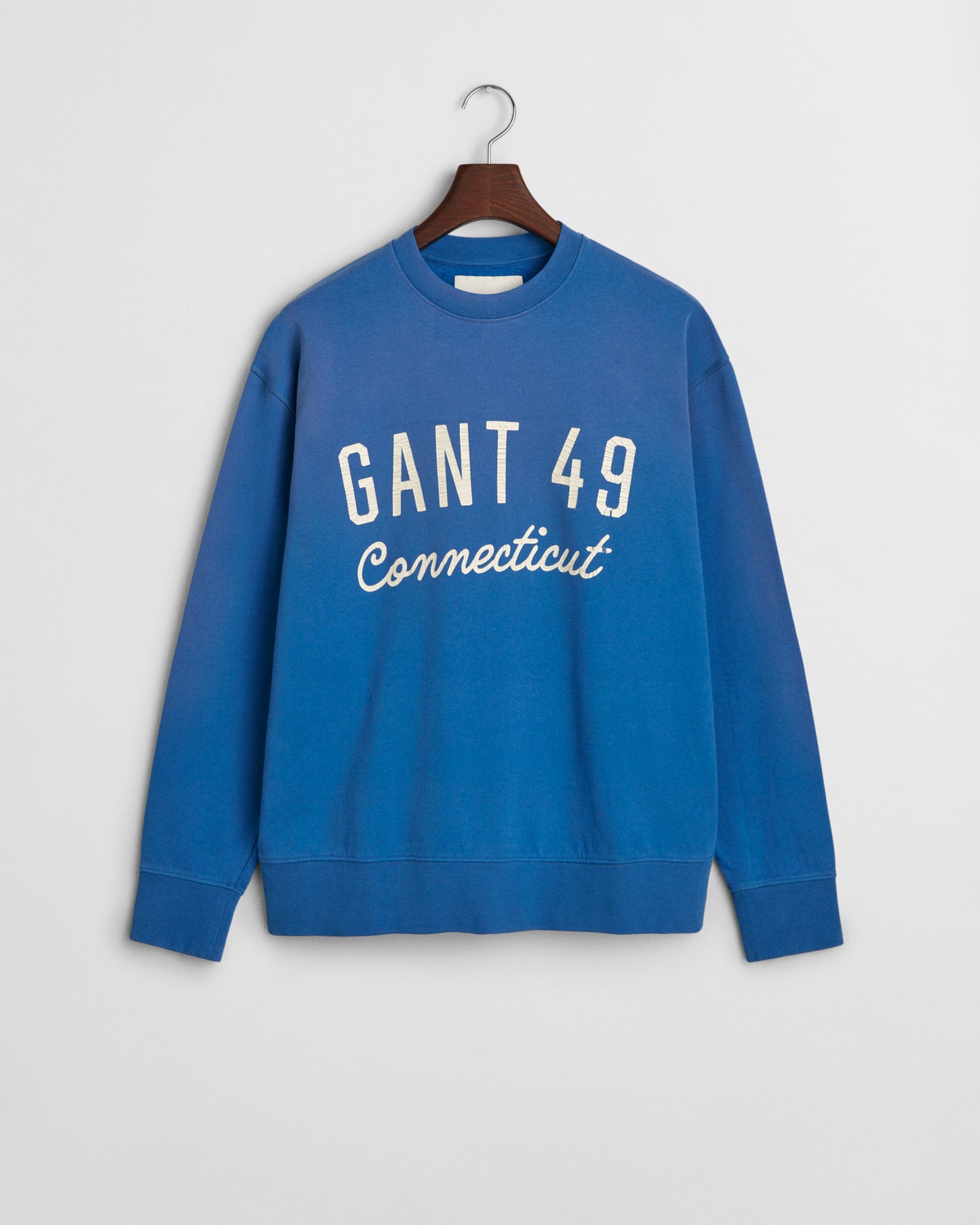 RICH BLUE, GRAPHIC SWEAT C-NECK, FLAT-LAY BY GANT AU.