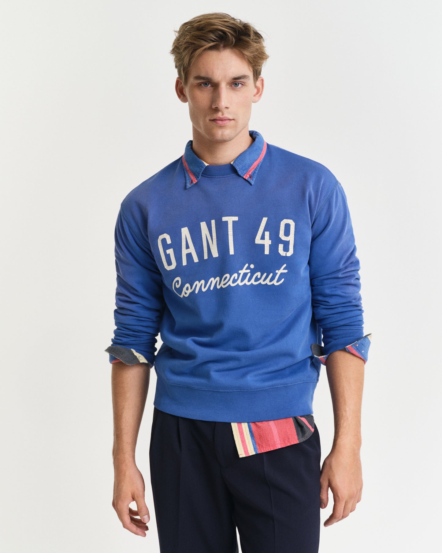 RICH BLUE, GRAPHIC SWEAT C-NECK, FRONT-VIEW BY GANT AU.
