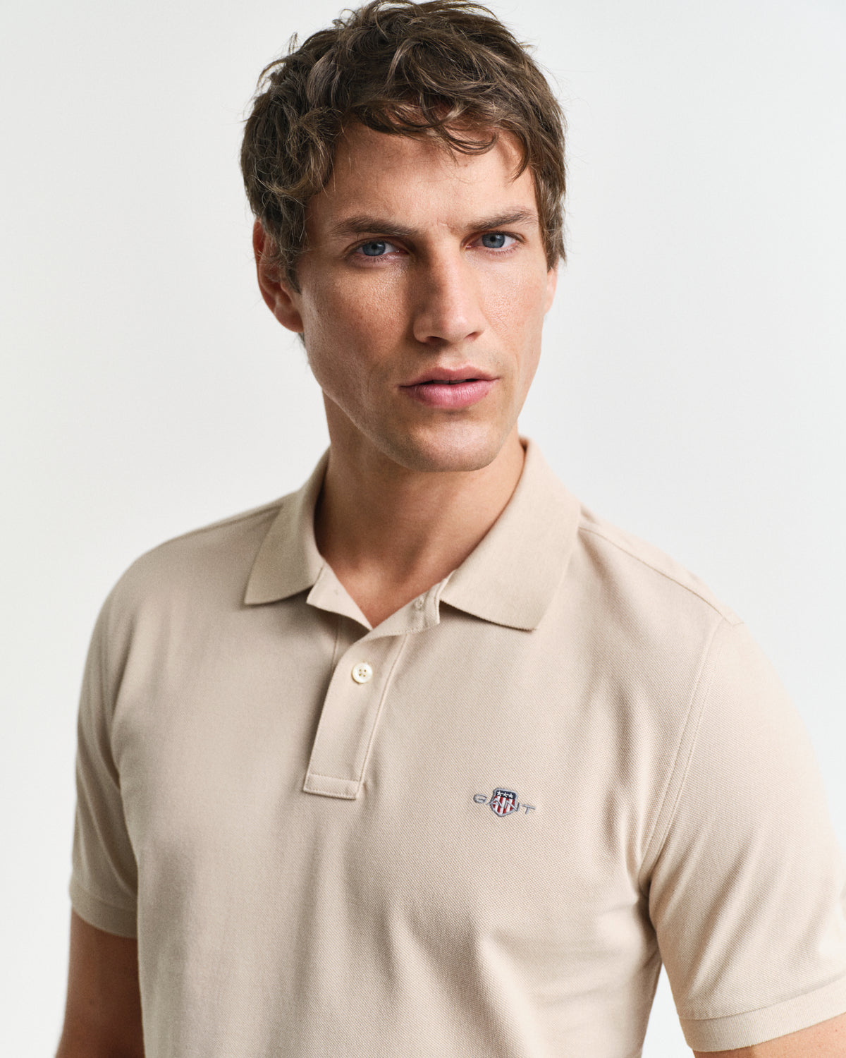 DRY SAND, REG SHIELD SS PIQUE POLO, CLOSE-UP BY GANT AU.