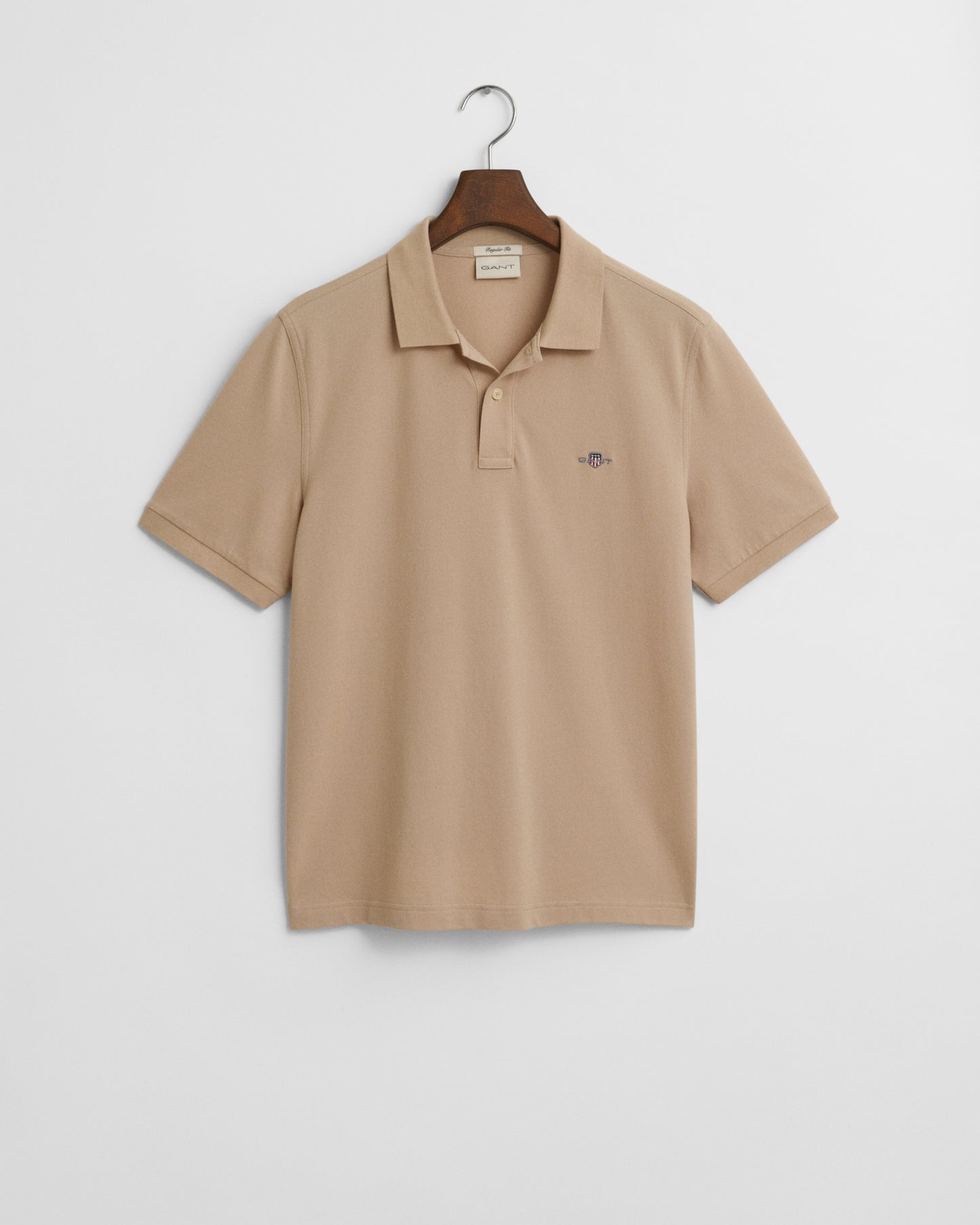 DRY SAND, REG SHIELD SS PIQUE POLO, FLAT-LAY BY GANT AU.