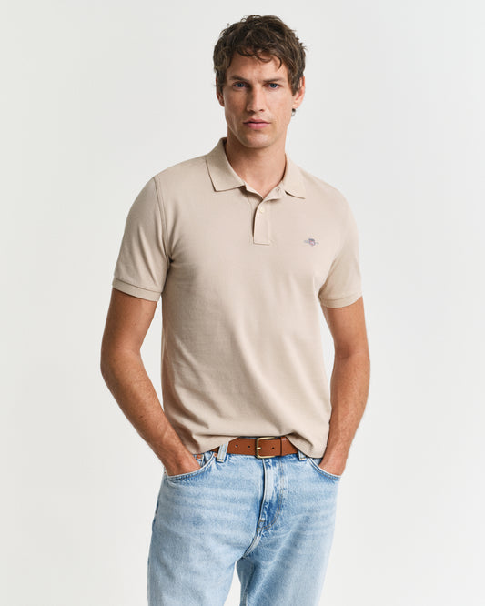 DRY SAND, REG SHIELD SS PIQUE POLO, FRONT-VIEW BY GANT AU.