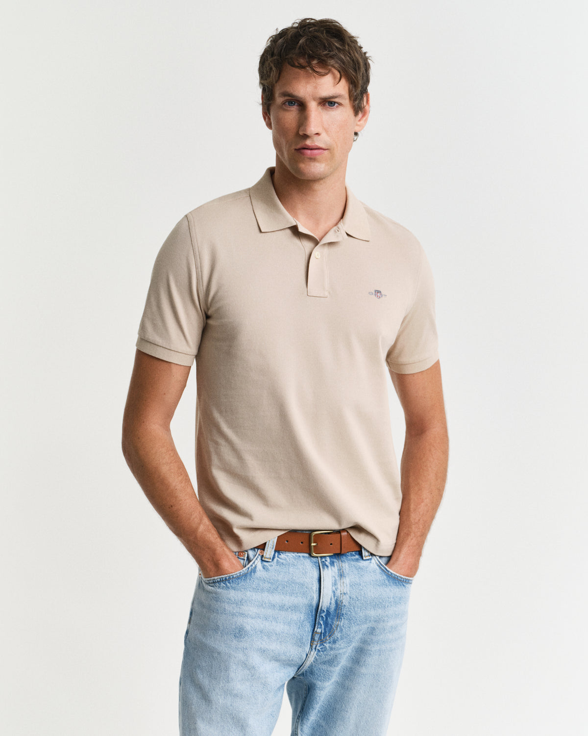 DRY SAND, REG SHIELD SS PIQUE POLO, FRONT-VIEW BY GANT AU.