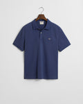 DUSTY NAVY, REG SHIELD SS PIQUE POLO, FLAT-LAY BY GANT AU.