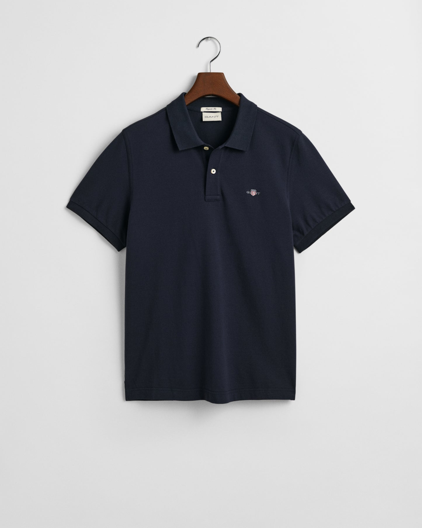 EVENING BLUE, REG SHIELD SS PIQUE POLO, FLAT-LAY BY GANT AU.