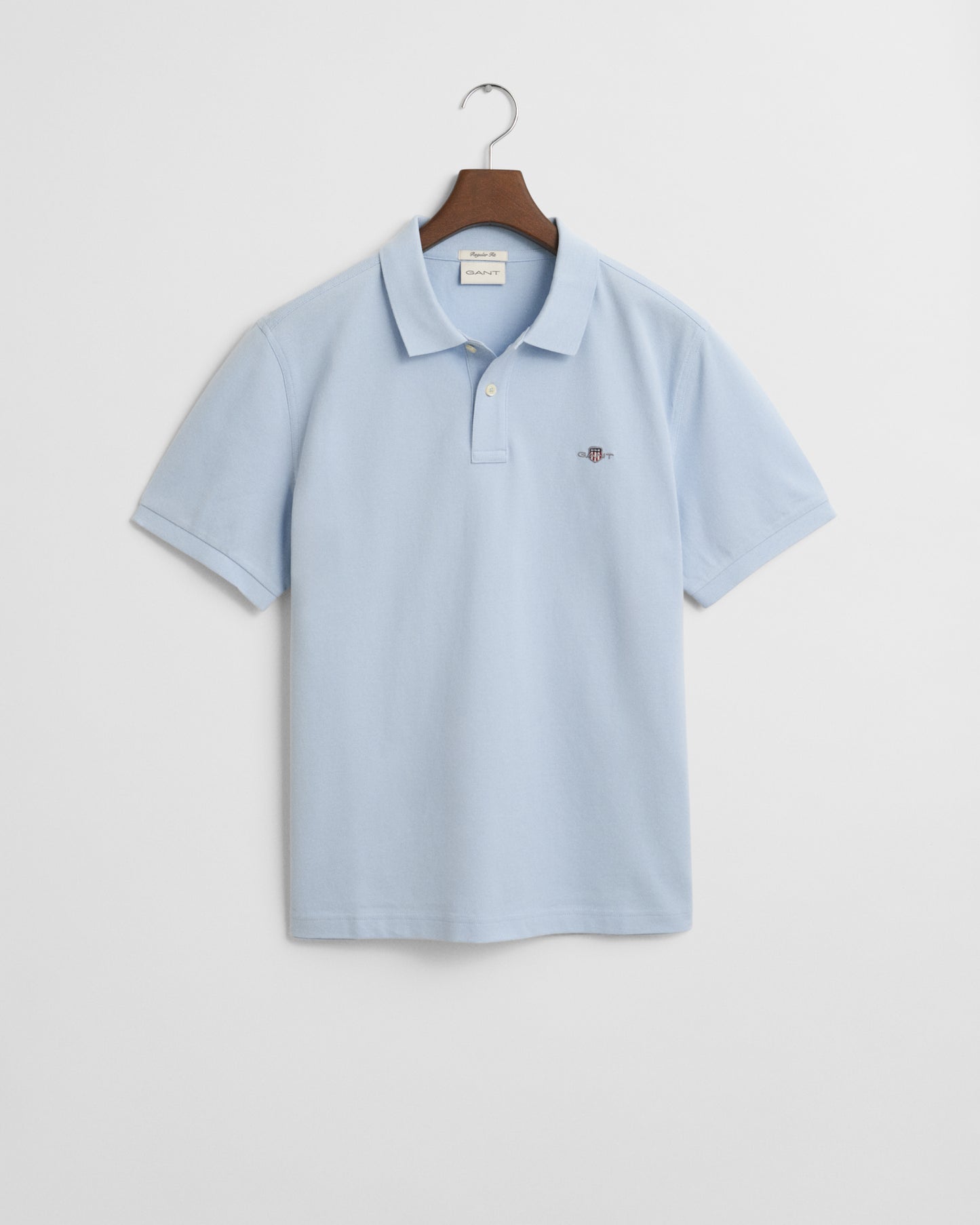 FRESH BLUE, REG SHIELD SS PIQUE POLO, FLAT-LAY BY GANT AU.