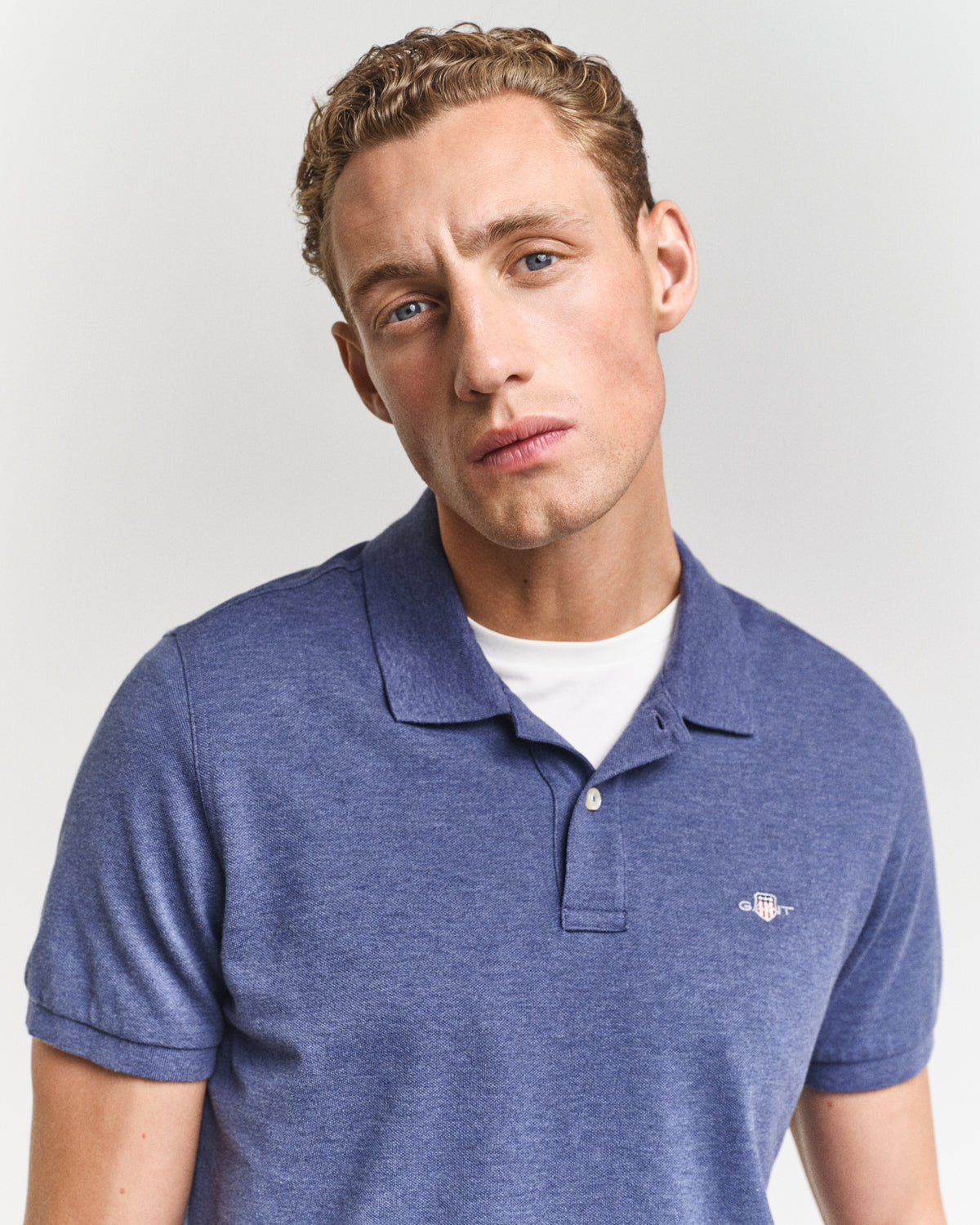 DK JEANSBLUE MELANGE, REG SHIELD SS PIQUE POLO, CLOSE-UP BY GANT AU.