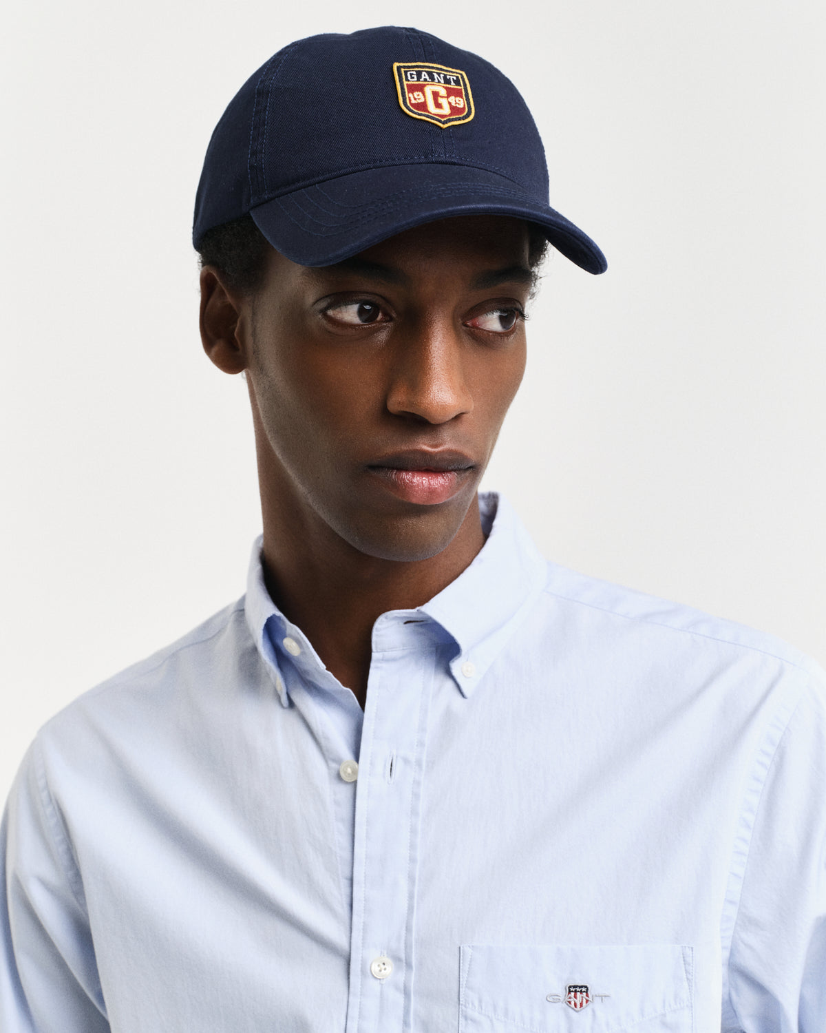 MODEL WEARING REG CLASSIC POPLIN SHIRT