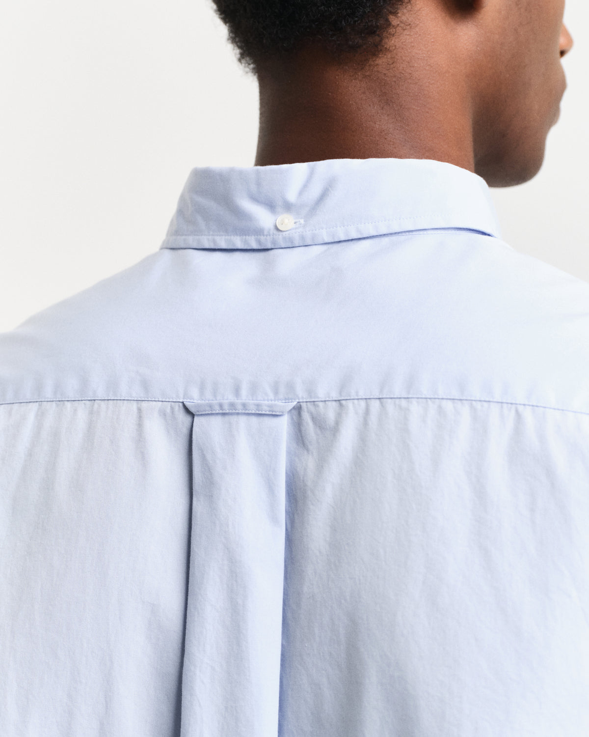 LIGHT BLUE, REG CLASSIC POPLIN SHIRT, CLOSE-UP BY GANT AU.