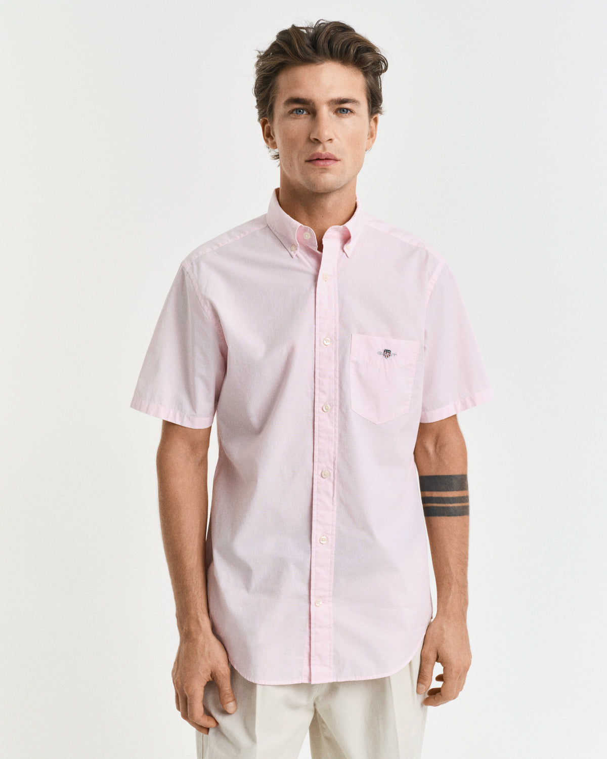 MODEL WEARING REG CLASSIC POPLIN SS SHIRT