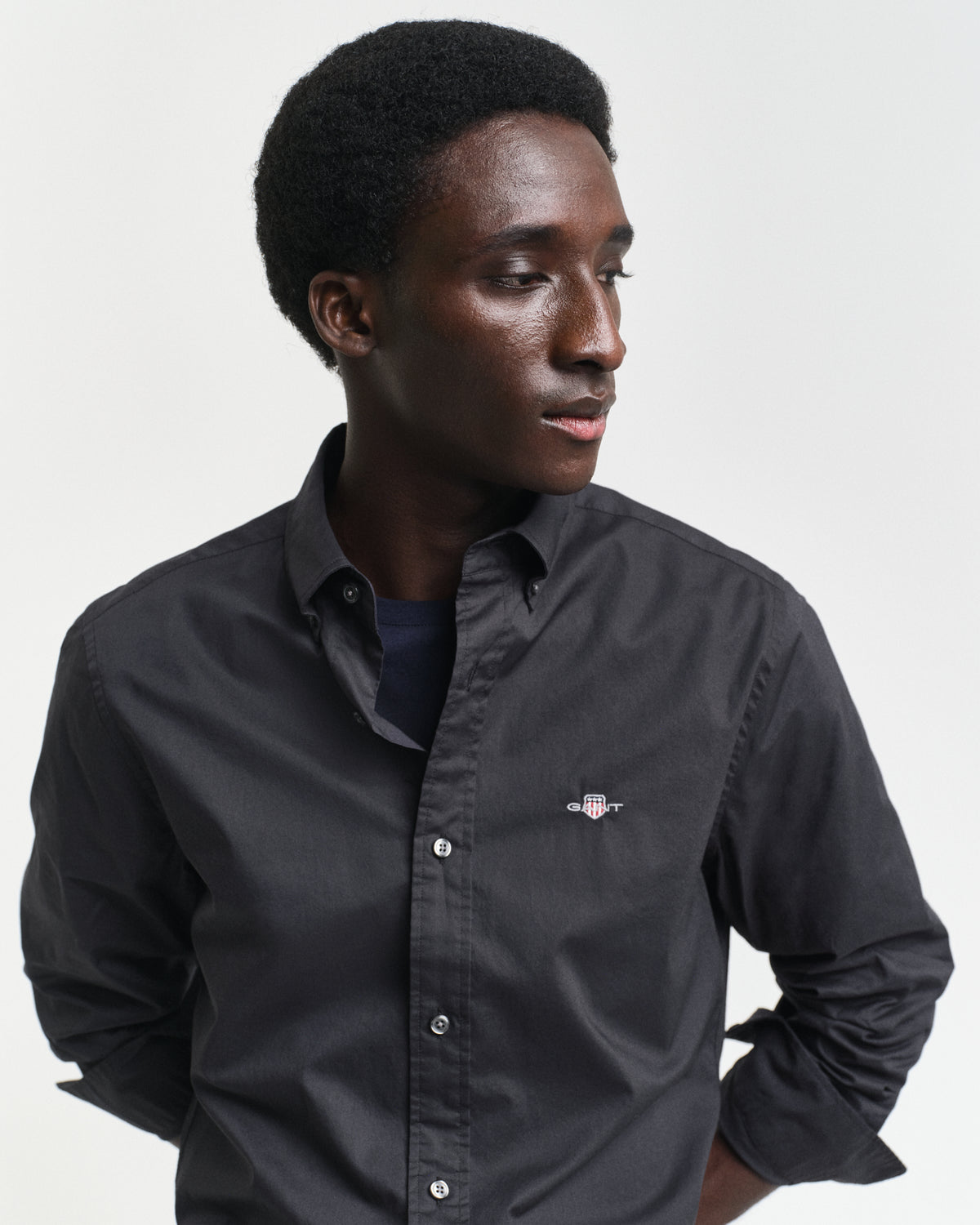 MODEL WEARING SLIM CLASSIC POPLIN SHIRT