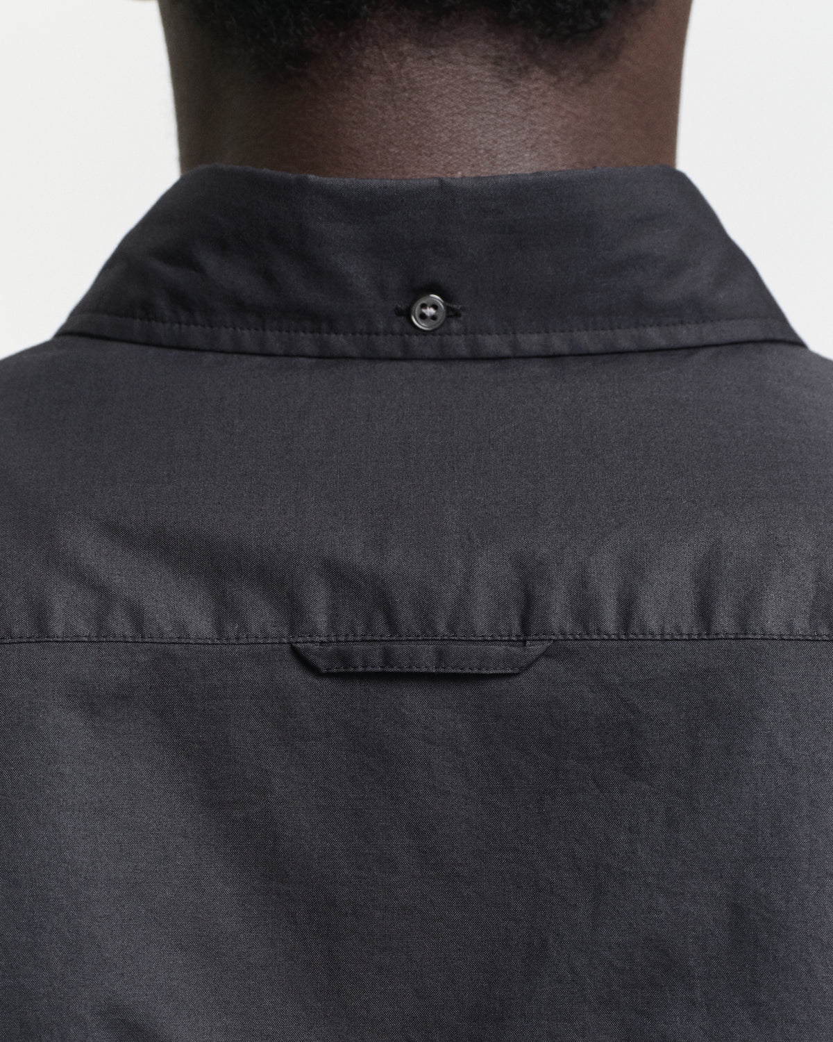 BLACK, SLIM CLASSIC POPLIN SHIRT, CLOSE-UP BY GANT AU.