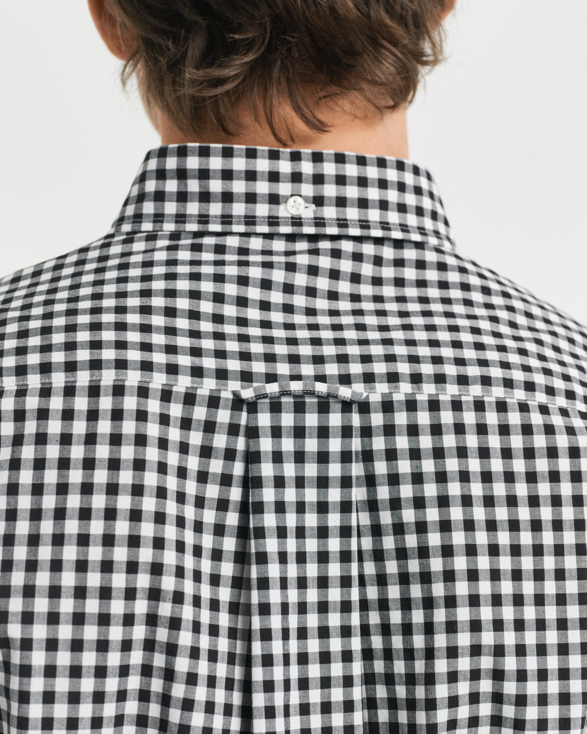 MODEL WEARING REG CLASSIC POPLIN GINGHAM SHIRT