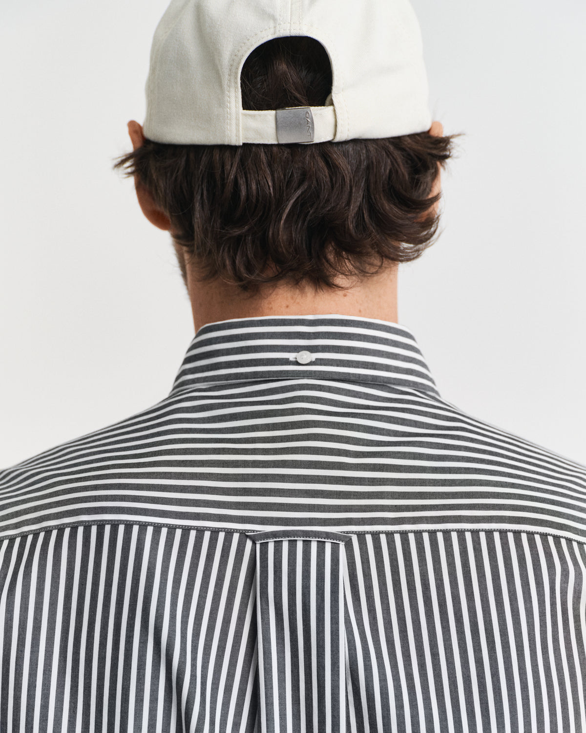 MODEL WEARING REG CLASSIC POPLIN STRIPE SHIRT