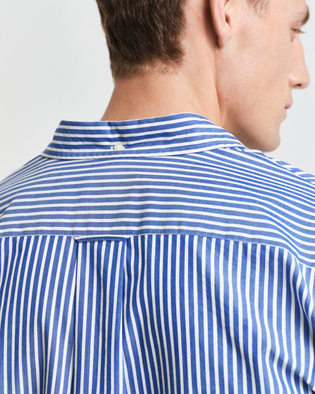 COLLEGE BLUE, REG CLASSIC POPLIN STRIPE SHIRT, CLOSE-UP BY GANT AU.
