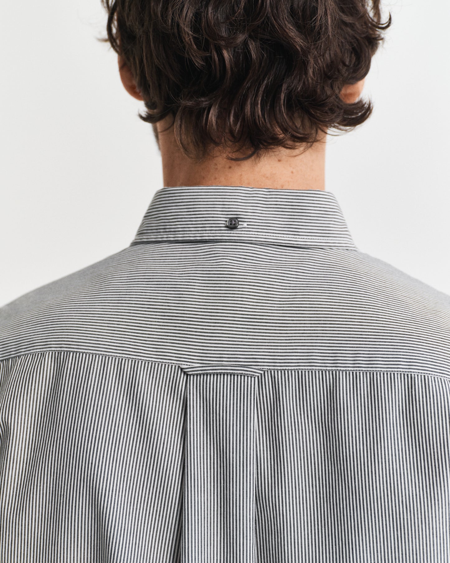 BLACK, REG CLASSIC POPLIN BANKER SHIRT, CLOSE-UP BY GANT AU.