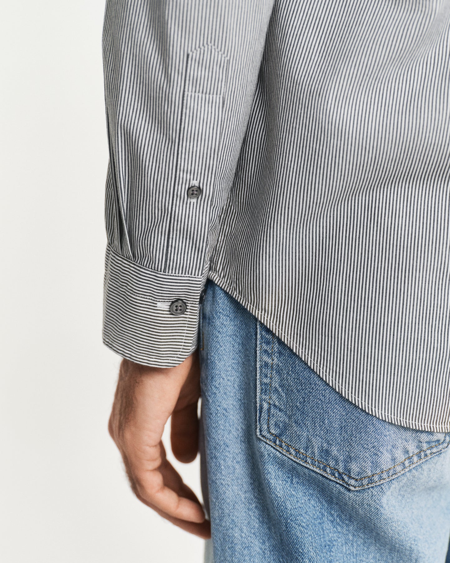 MODEL WEARING REG CLASSIC POPLIN BANKER SHIRT