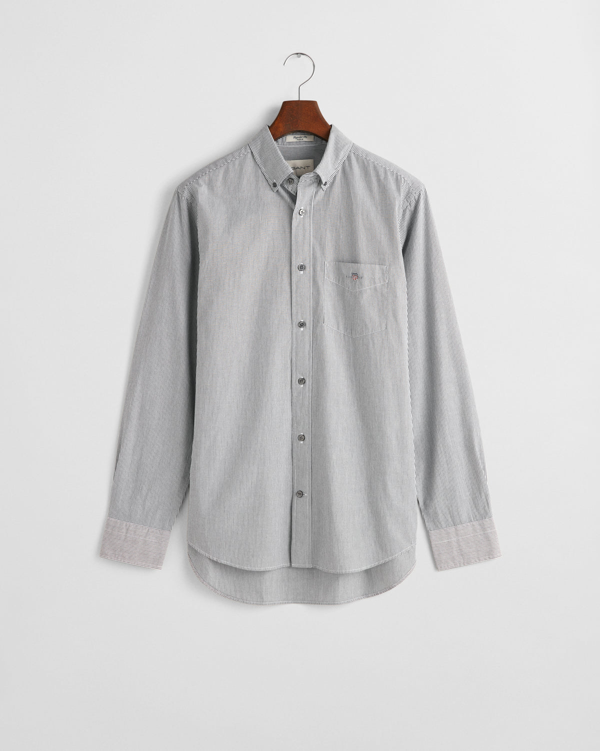 BLACK, REG CLASSIC POPLIN BANKER SHIRT, FLAT-LAY BY GANT AU.