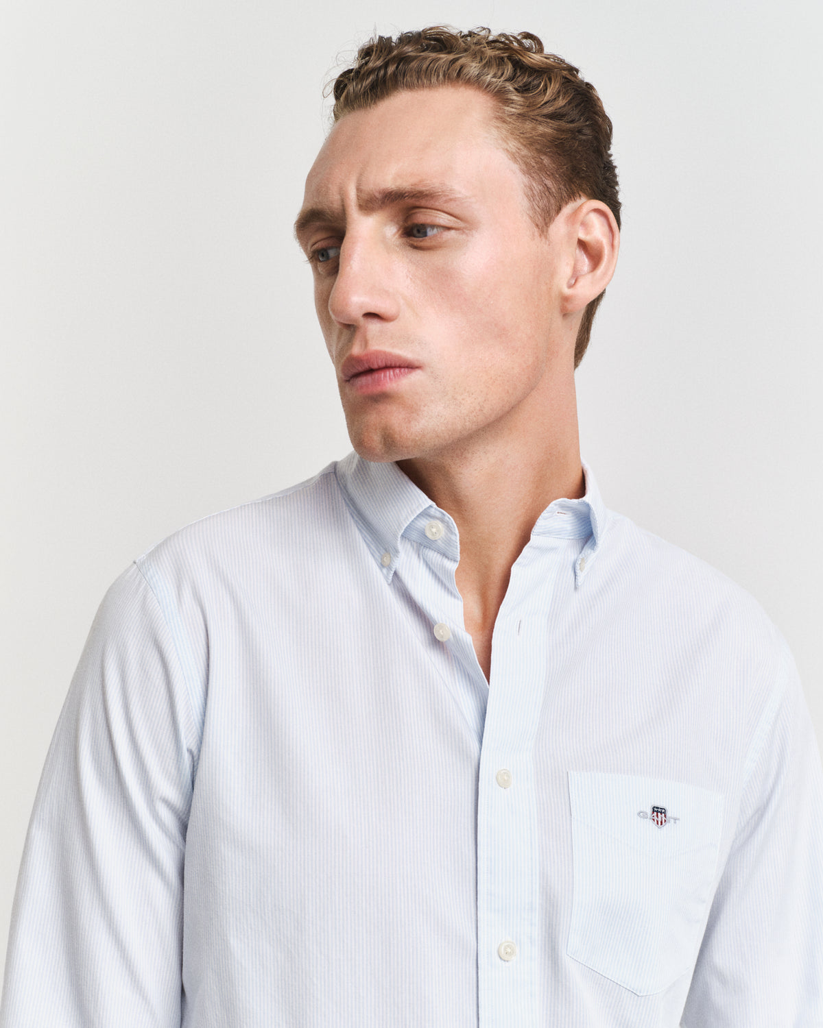 MODEL WEARING REG CLASSIC POPLIN BANKER SHIRT