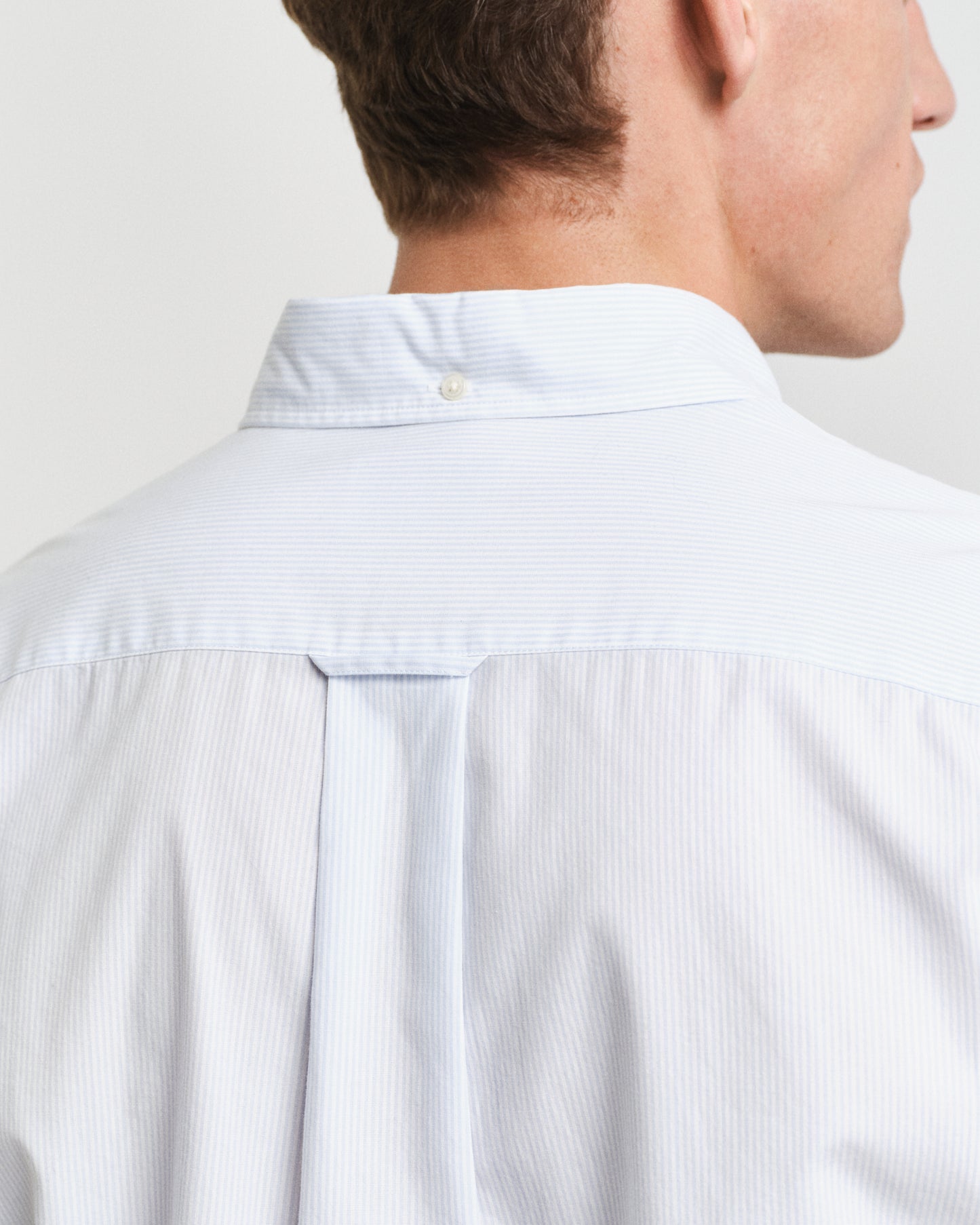 LIGHT BLUE, REG CLASSIC POPLIN BANKER SHIRT, CLOSE-UP BY GANT AU.