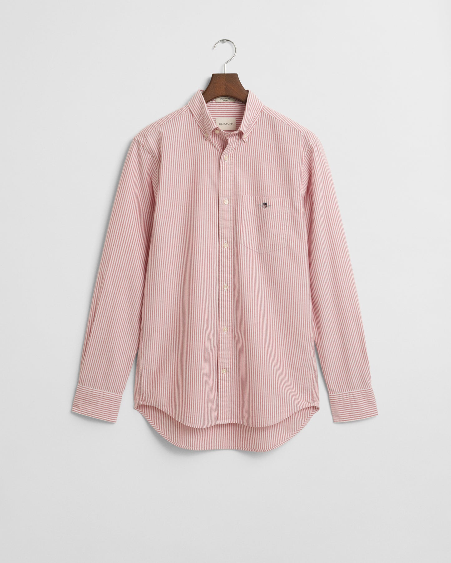 RUBY RED, REG CLASSIC OXFORD STRIPE SHIRT, FLAT-LAY BY GANT AU.