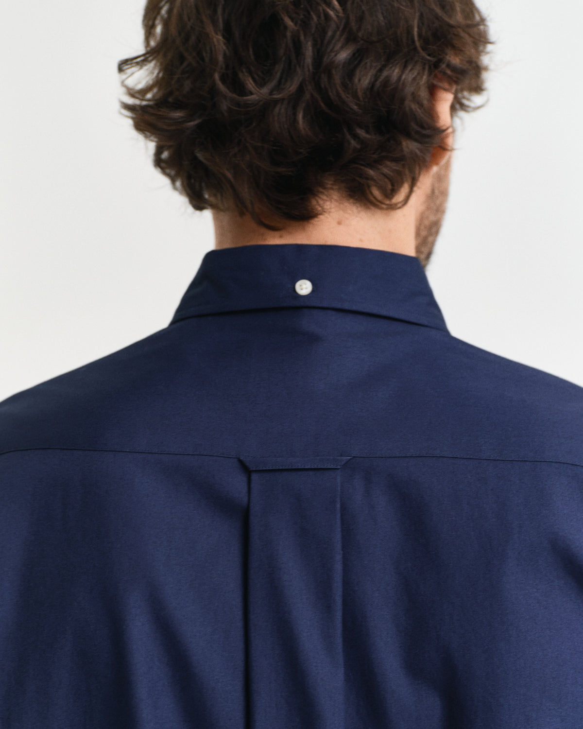 MODEL WEARING REG PINPOINT OXFORD SHIRT