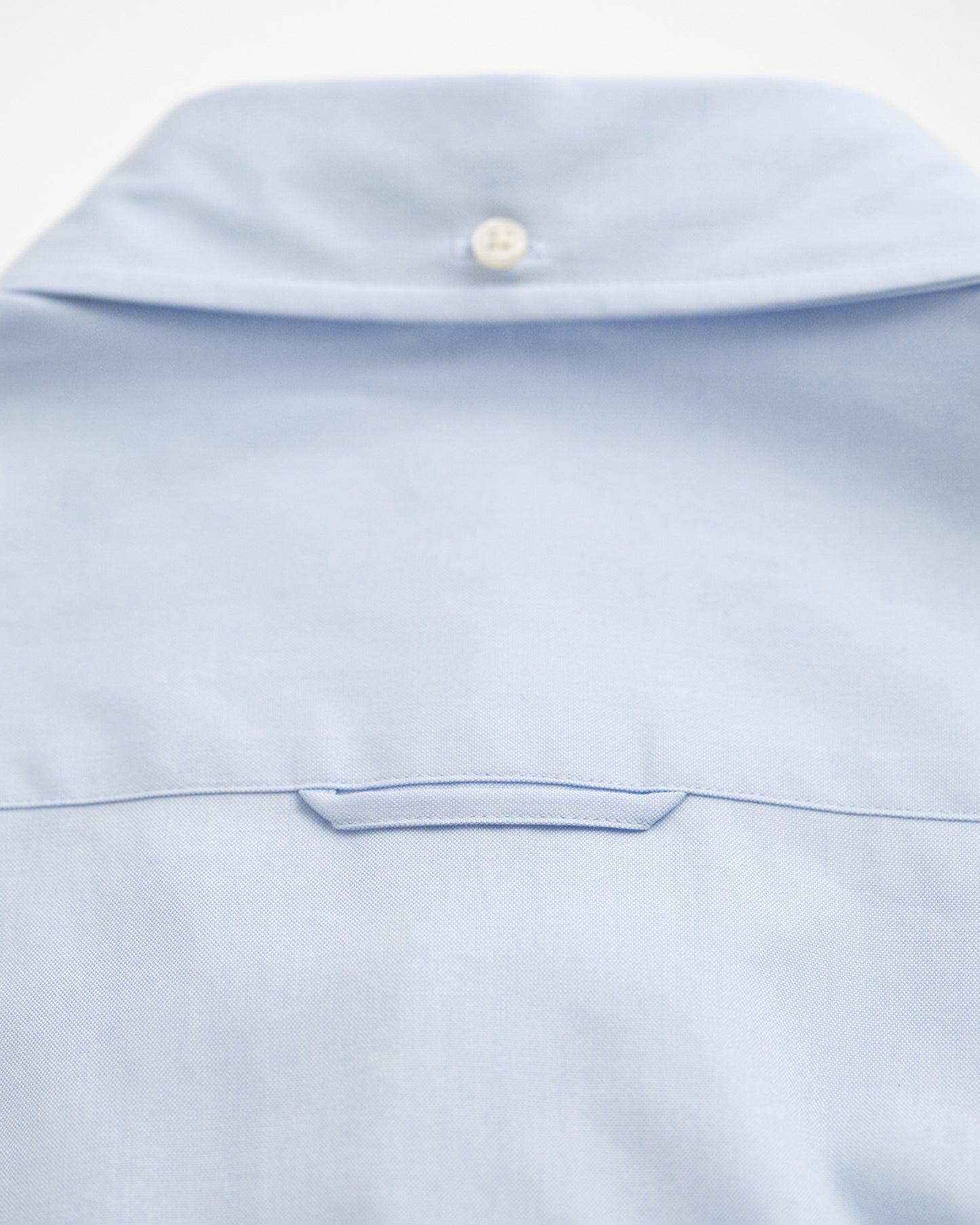 LIGHT BLUE, SLIM PINPOINT OXFORD SHIRT, CLOSE-UP BY GANT AU.