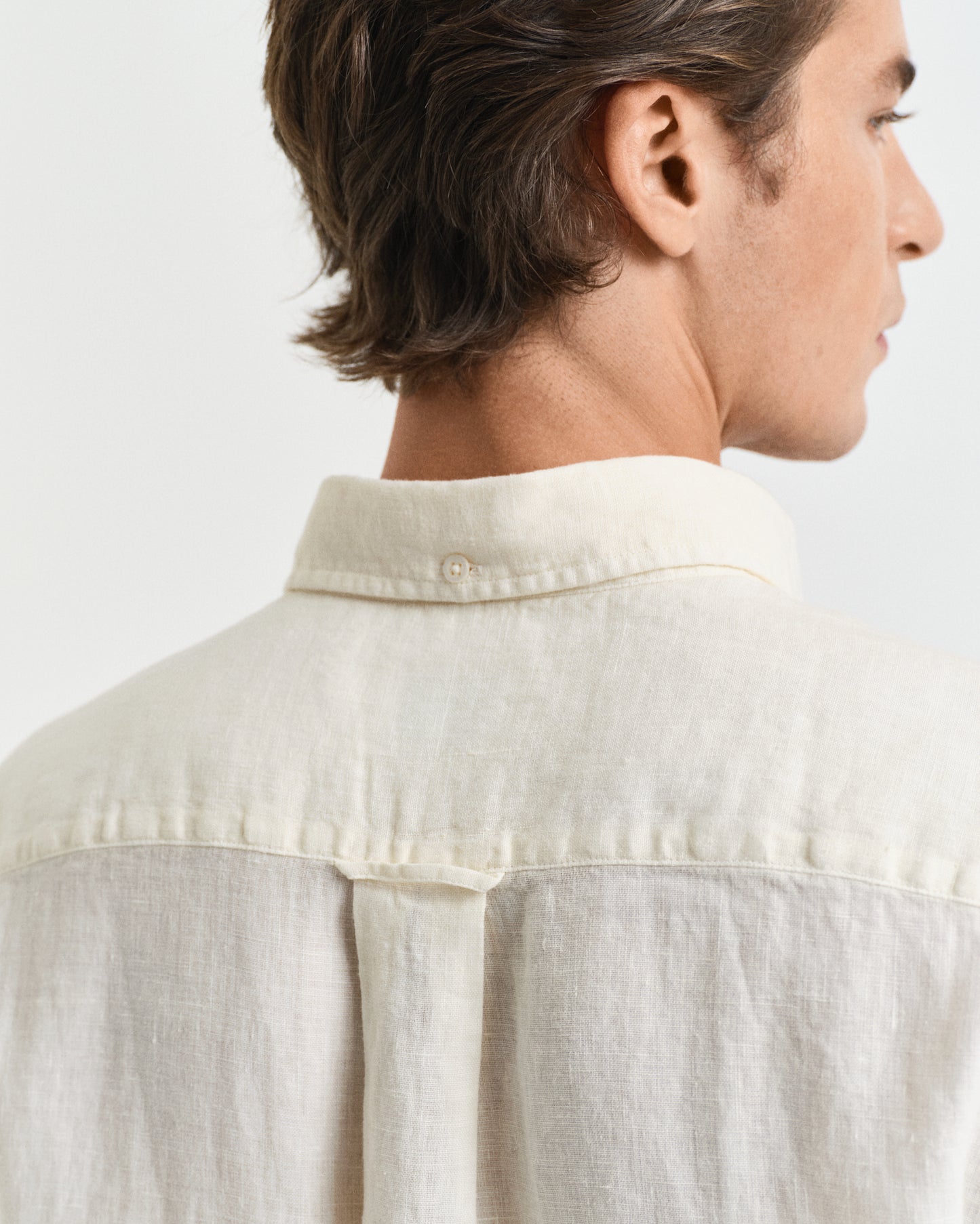CREAM, REG GMNT DYED LINEN SS SHIRT, CLOSE-UP BY GANT AU.