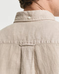 DRY SAND, REG GMNT DYED LINEN SS SHIRT, CLOSE-UP BY GANT AU.