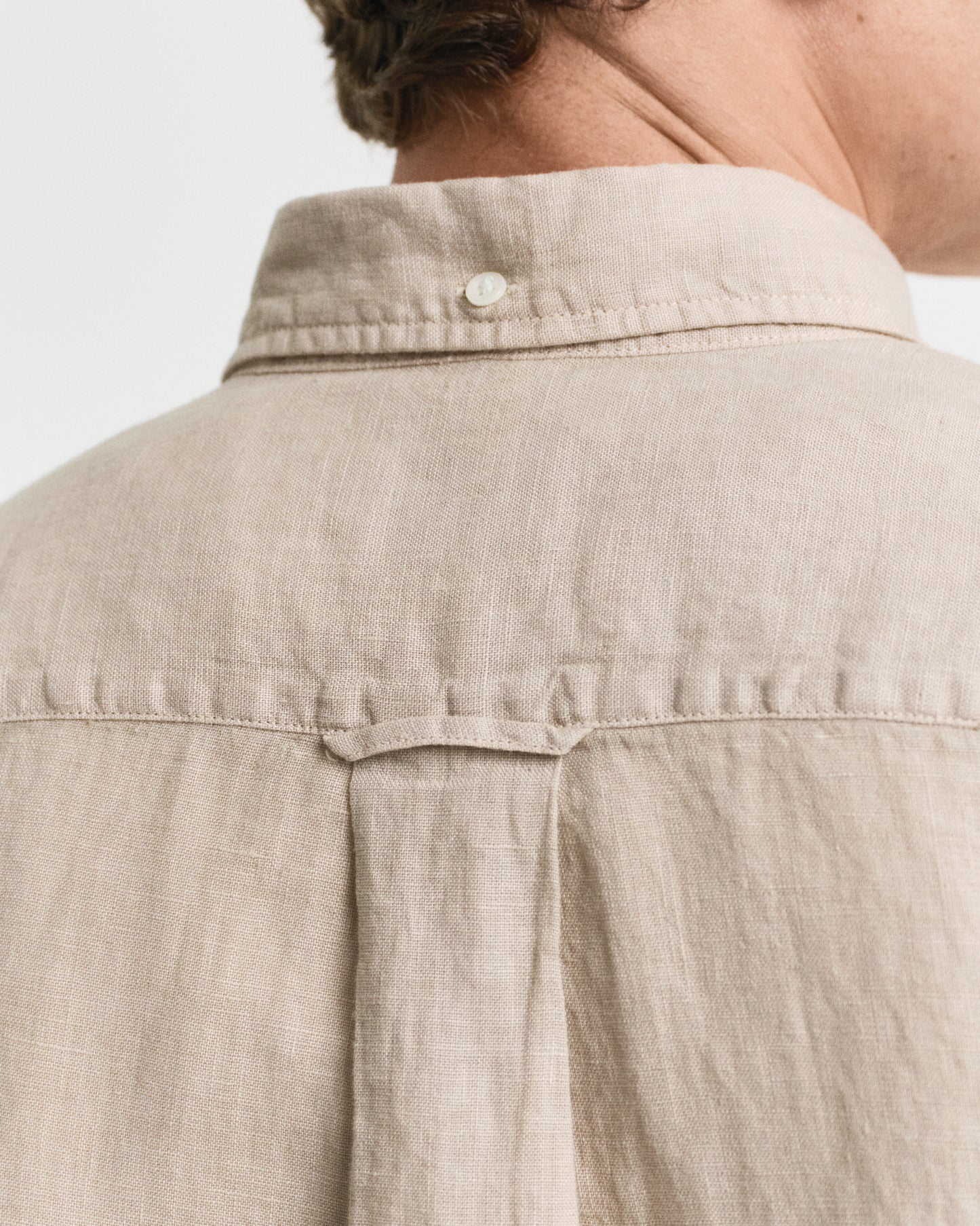 DRY SAND, REG GMNT DYED LINEN SS SHIRT, CLOSE-UP BY GANT AU.