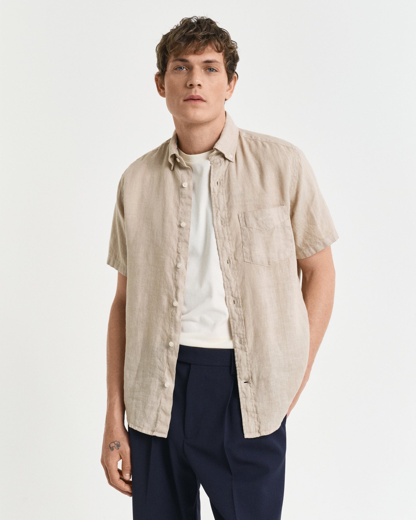 DRY SAND, REG GMNT DYED LINEN SS SHIRT, FRONT-VIEW BY GANT AU.