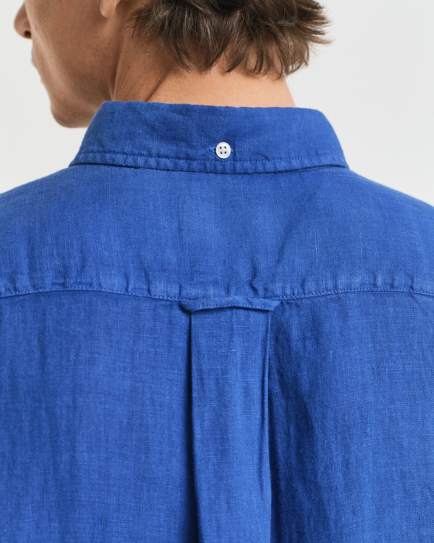 RICH BLUE, REG GMNT DYED LINEN SS SHIRT, CLOSE-UP BY GANT AU.