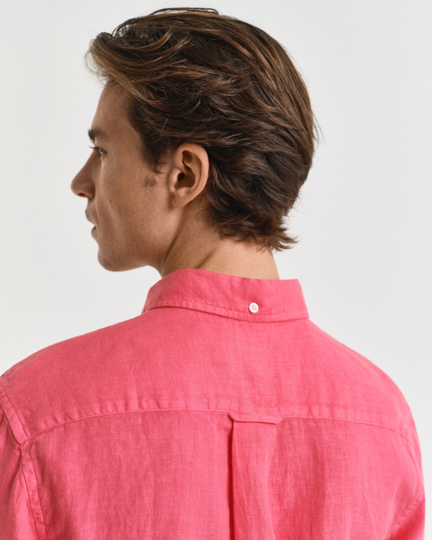 WATERMELON RED, REG GMNT DYED LINEN SS SHIRT, CLOSE-UP BY GANT AU.
