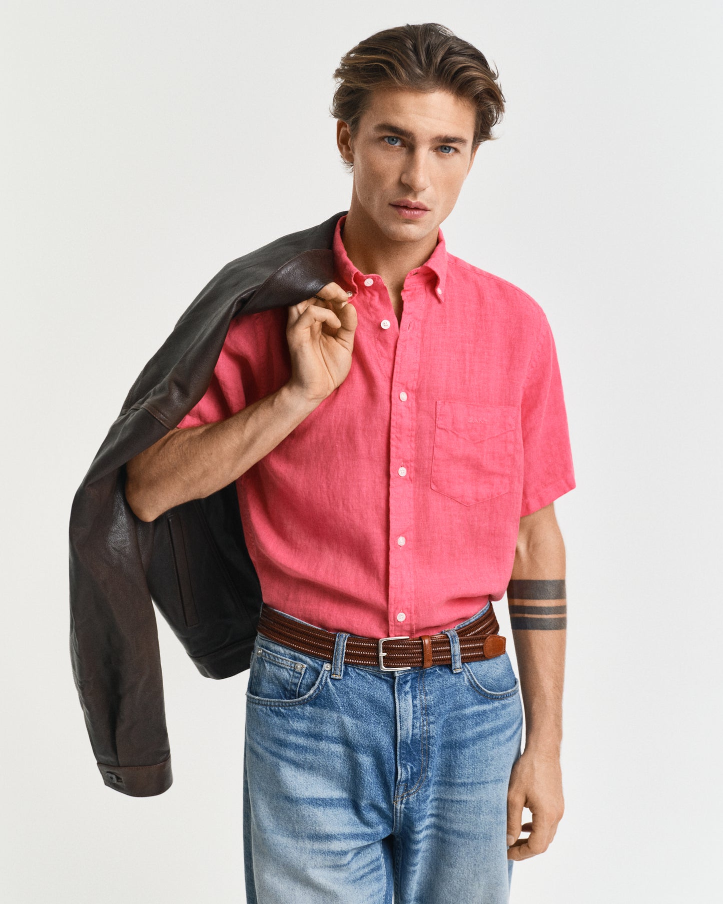 WATERMELON RED, REG GMNT DYED LINEN SS SHIRT, FRONT-VIEW BY GANT AU.