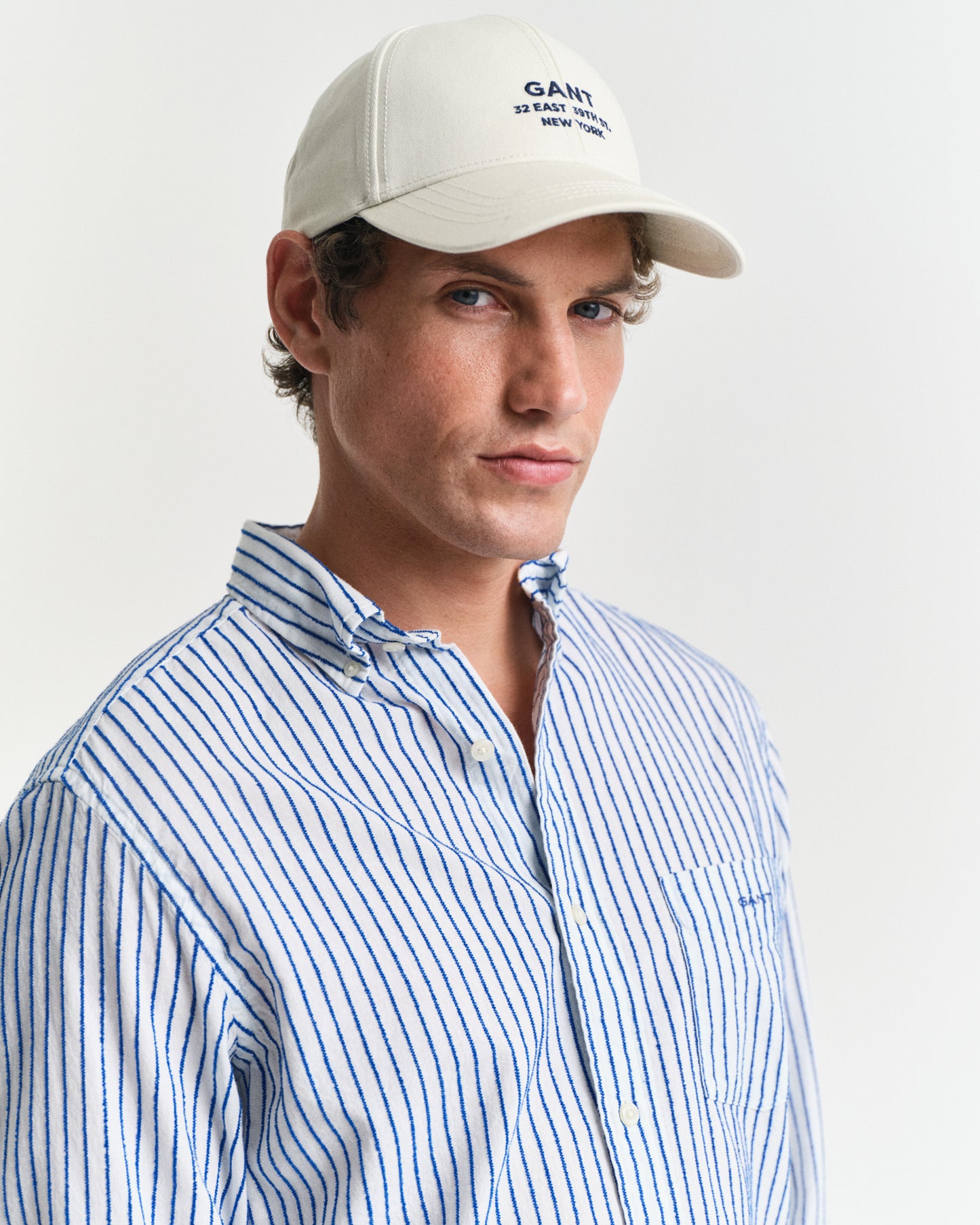 MODEL WEARING REG TEXTURE STRIPE SHIRT