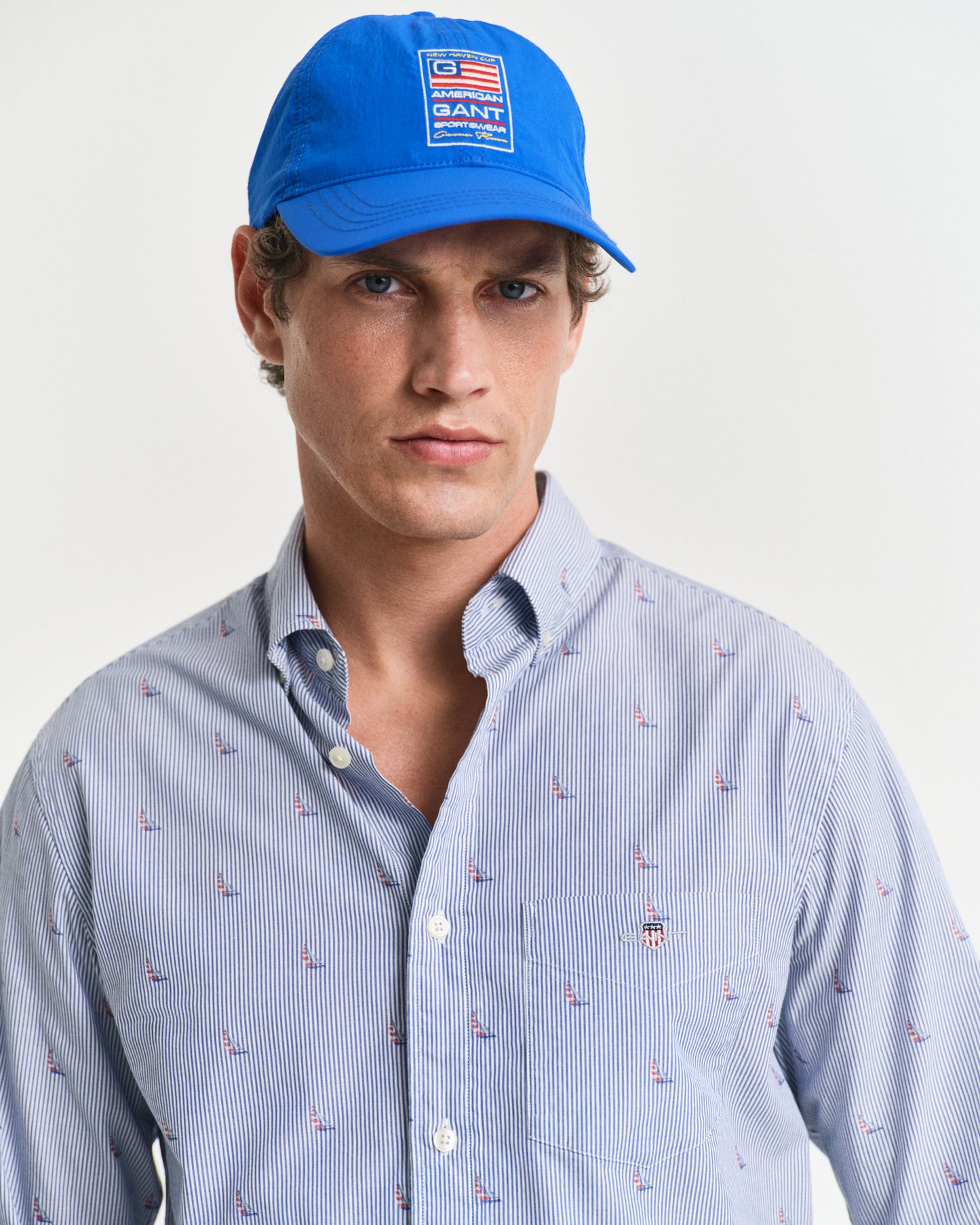 MODEL WEARING REG SAILING FIL COUPE SHIRT