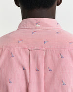RUBY RED, REG SAILING FIL COUPE SHIRT, CLOSE-UP BY GANT AU.