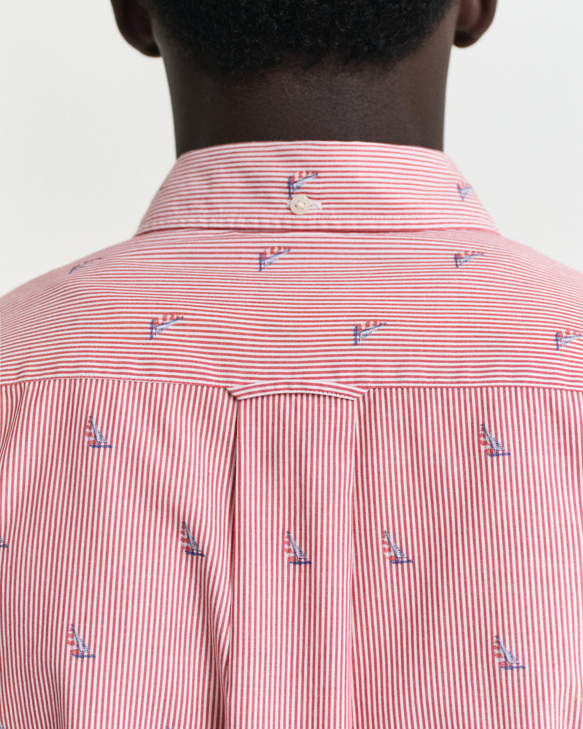 RUBY RED, REG SAILING FIL COUPE SHIRT, CLOSE-UP BY GANT AU.