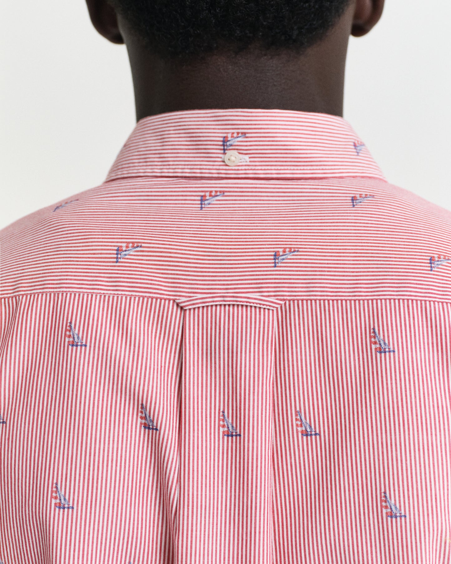 RUBY RED, REG SAILING FIL COUPE SHIRT, CLOSE-UP BY GANT AU.