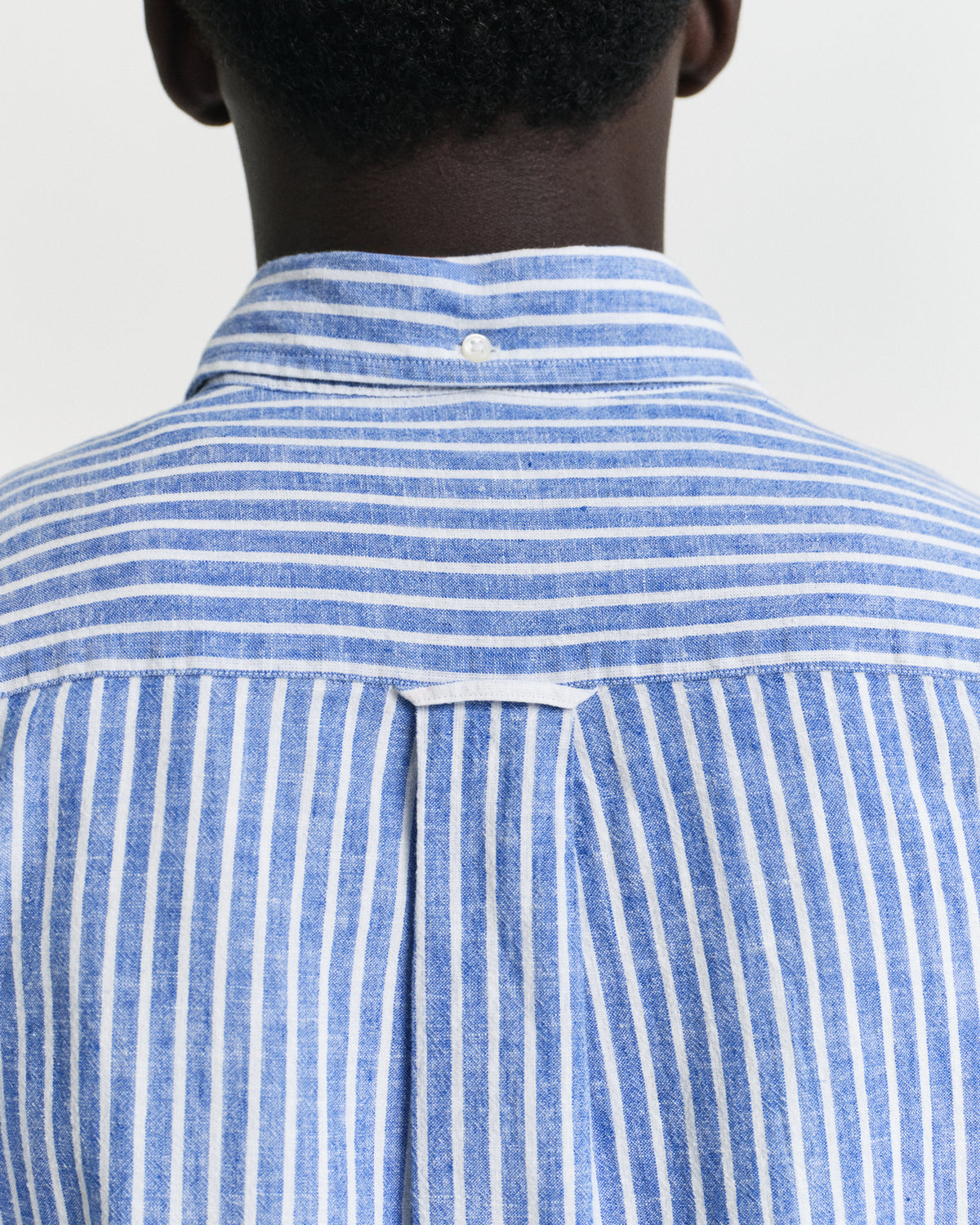 RICH BLUE, REG COTTON LINEN STRIPE SHIRT, CLOSE-UP BY GANT AU.