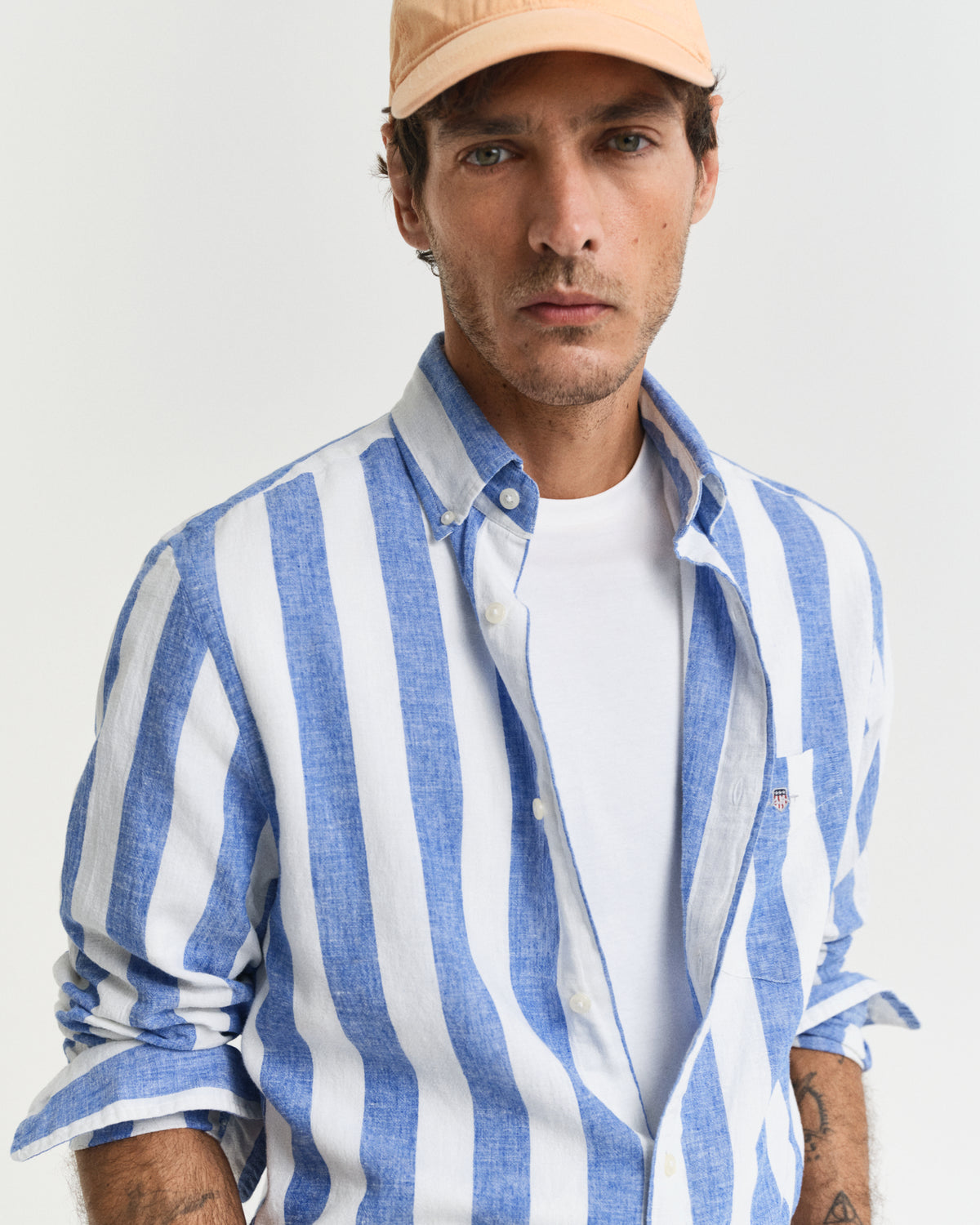 RICH BLUE, REG COTTON LINEN BOLD STRIPE SHIRT, CLOSE-UP BY GANT AU.