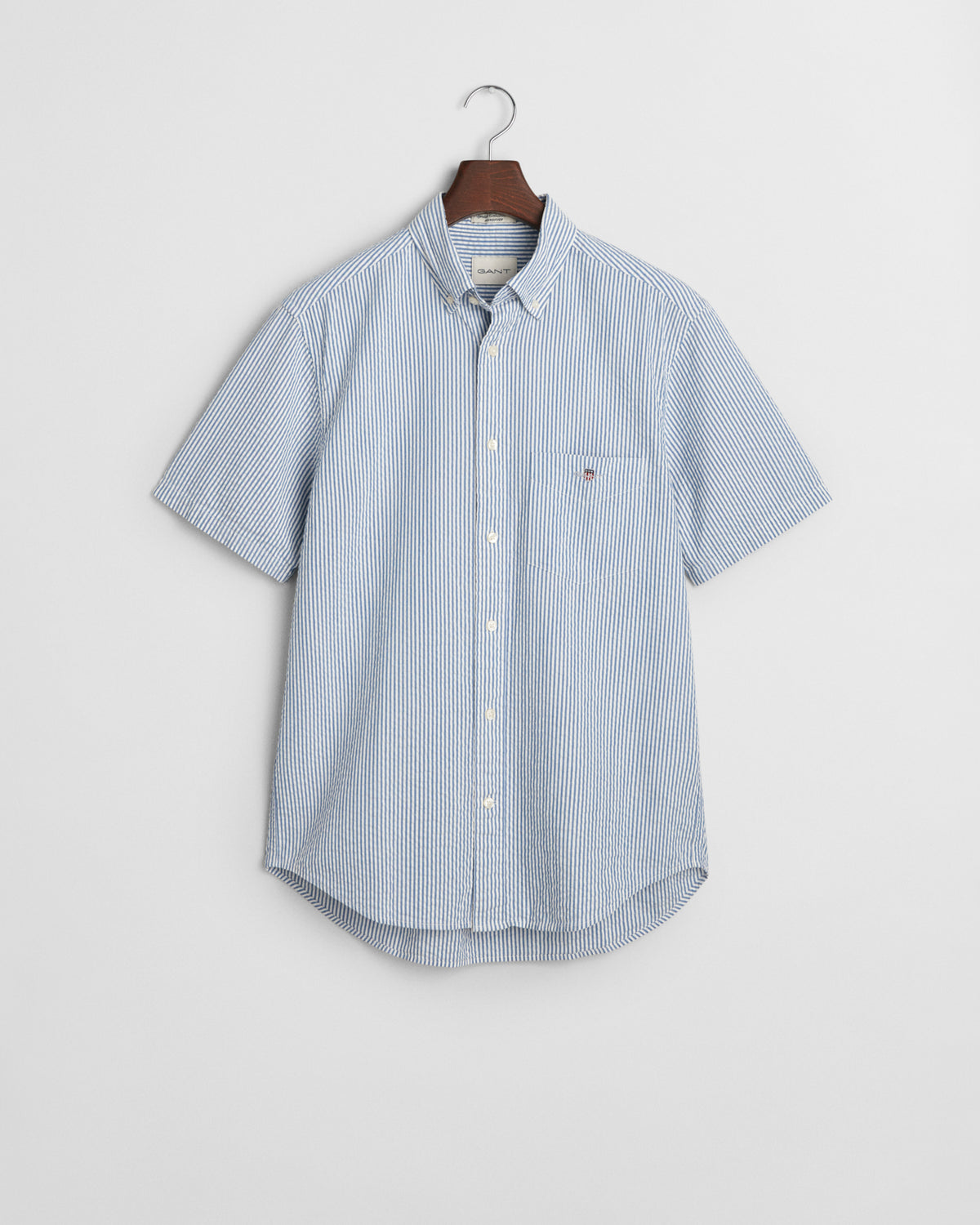 RICH BLUE, REG SEERSUCKER STRIPE SS SHIRT, FLAT-LAY BY GANT AU.