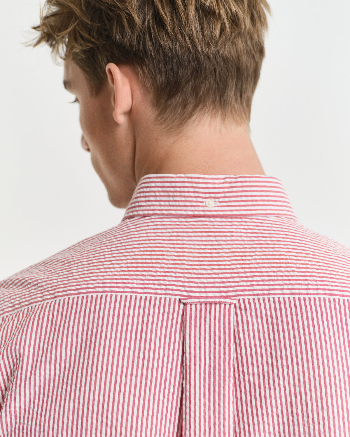 RUBY RED, REG SEERSUCKER STRIPE SS SHIRT, CLOSE-UP BY GANT AU.