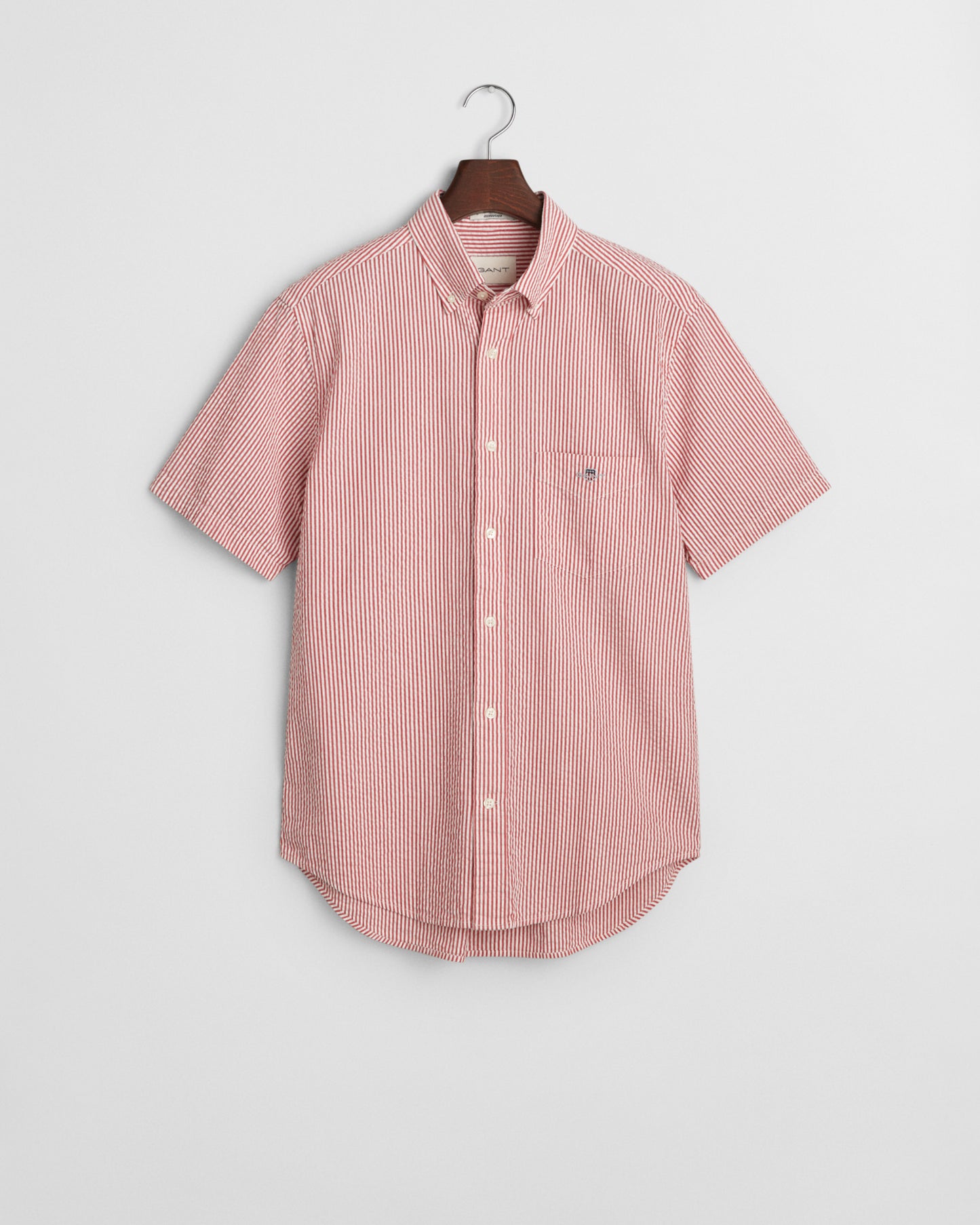 RUBY RED, REG SEERSUCKER STRIPE SS SHIRT, FLAT-LAY BY GANT AU.